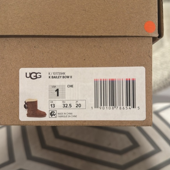 Girls Bailey Bow Uggs - Picture 7 of 7